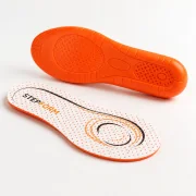 STEPFORM Sport-Einlegesohlen in liegender Produktansicht mit weißer perforierter Oberseite und orangefarbener strukturierter Unterseite.