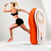 Sportliche Läuferin neben STEPFORM Einlegesohlen mit weißer Oberseite, orangefarbenem Punktmuster und orangefarbener Unterseite.